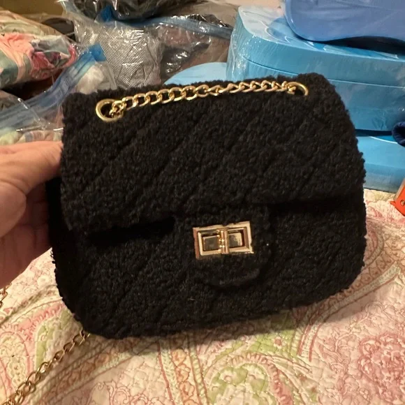 Elegant Black Quilted Handbag with Gold Chain and Clasp NWOT - Picture 1 of 6